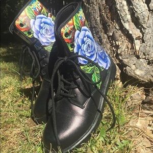 Combat boots with blue rose print
